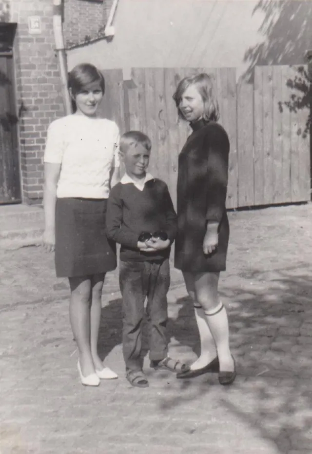 Dzieci Państwa Klimowiczów: Danuta, Mirosław i Maria.