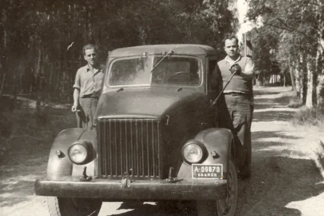 Kierowca Paweł Żarski z pomocnikiem p. Gienkiem - rok 1949