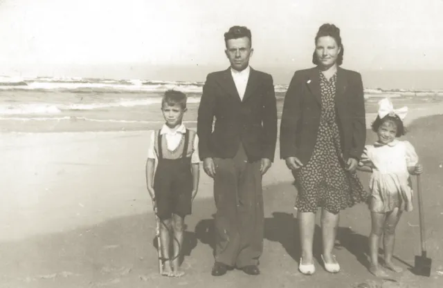 Antoni i Amelia Sokólscy z dziećmi Ryszardem i Ireną. Łeba 1947 r.